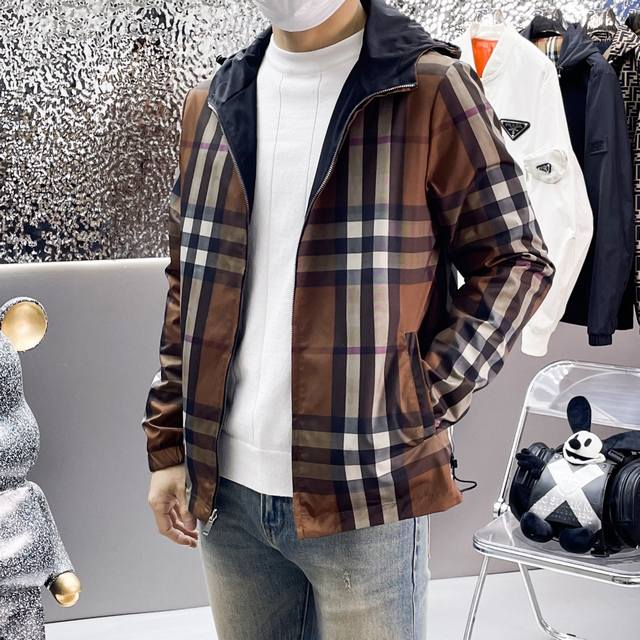 巴宝莉 三标齐全、专柜同步！2025春秋新款休闲时尚夹克，超前卫设计风格 细腻舒适 穿着非常轻便不易起皱。多重重工艺 整体的设计颇具视觉感，上身休闲有型，有一定