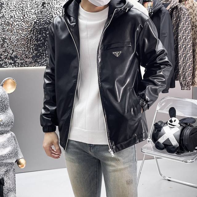 普拉达 三标齐全、专柜同步！2025春秋新款休闲时尚皮衣夹克，超前卫设计风格 细腻舒适 穿着非常轻便不易起皱。多重重工艺 整体的设计颇具视觉感，上身休闲有型，有