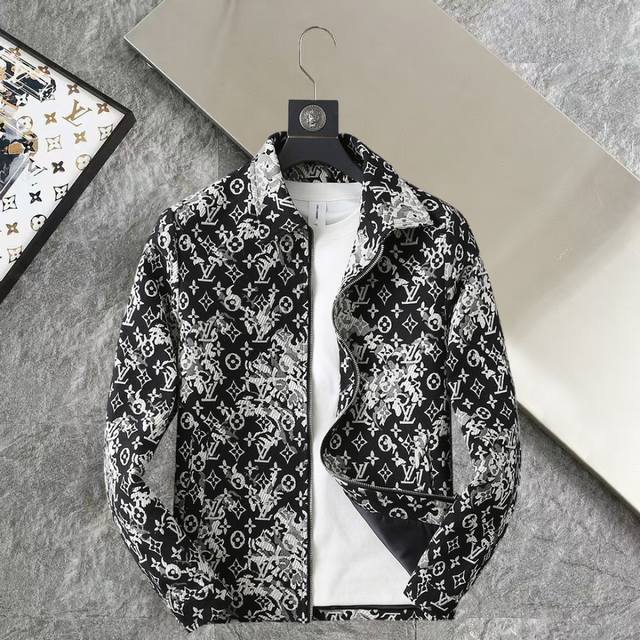 路易威登Lv 官网同款，提前发售！2025Ss春季新款男士牛仔夹克外套，原单三标齐全高端版本！专柜定制记忆面料 透气舒适度高，细节无可挑剔，品牌元素设计理念，体