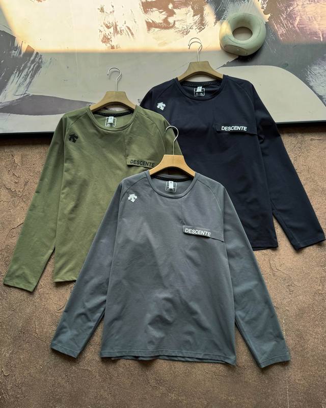 迪桑特Descente 户外速干透气圆领长袖T恤卫衣， 全新科技弹力速干面料加持，Polygiene抗菌处理，可减少异味，轻便的弹力针织面料，弹力很好，厚薄适中
