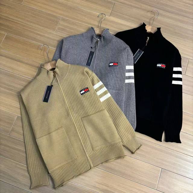 汤米针织拉链外套新款 男士限量版上衣！紧致的做工！真心不错！ 这个做工真心的屌！专柜四位数了！经典简约大方！冬季男装简约新品，高档时尚简约、舒适手感穿着修身，经