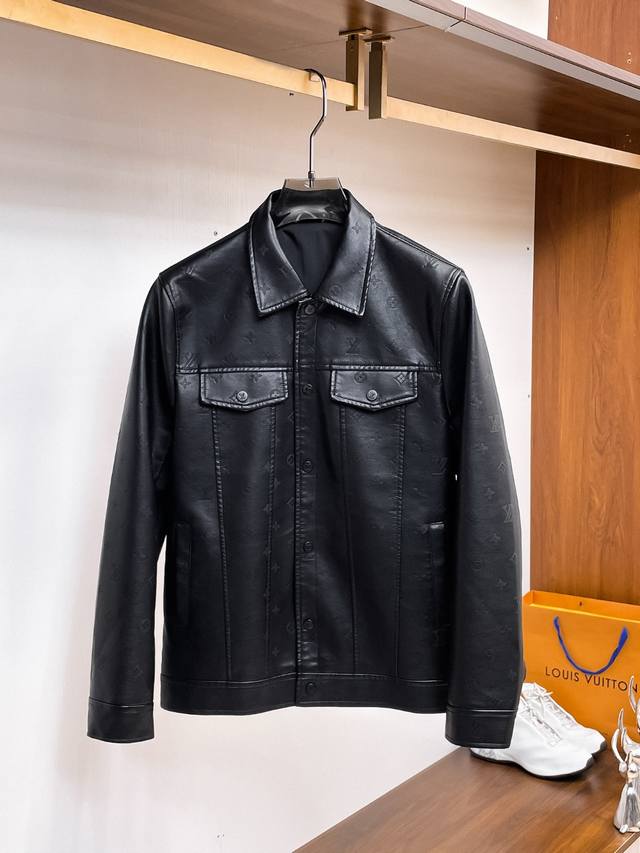 Lv 2025秋季皮衣专柜新款休闲时尚夹克 超前卫设计风格 细腻舒适 穿着非常轻便不易起皱。多重重工艺 整体的设计颇具视觉感，上身休闲有型，有一定的挺括度，绝对