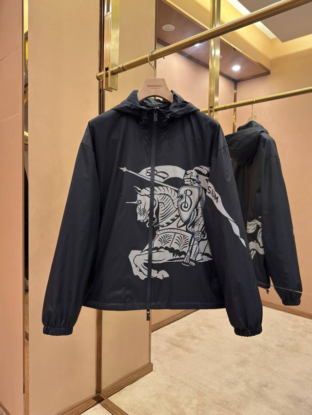 马术骑士徽标尼龙外套 Bur王牌尖货，镇店之宝 狠货 我们家今年早春终于火热上线了，运动夹克重磅来袭，柜台售价一万，官网面临着售罄的地步可想而知这款运动冲锋衣有