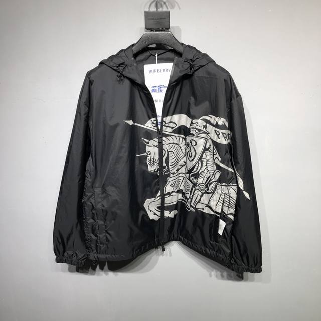 巴宝莉 Bbr2025Ss早春新款马术骑士徽标尼龙夹克外套。 面料由高品质的尼龙面料，具有轻盈、耐磨、防风防水等特性，非常适合制作休闲夹克。 在面料处理上，采用