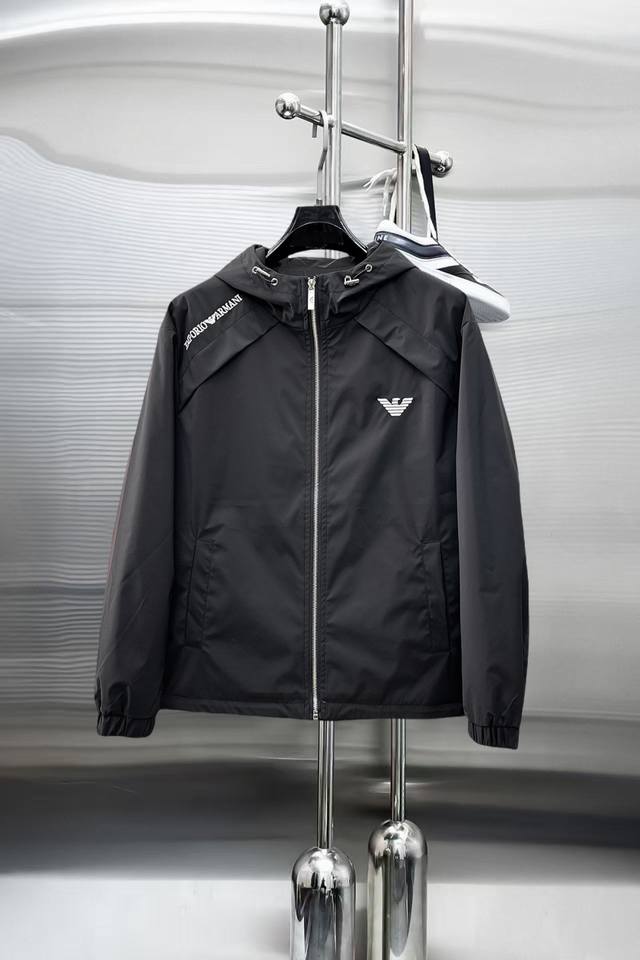 阿玛尼 2025春秋新款夹克外套，秀场新品品相非常完美，舒适保暖，三标齐全色泽饱满诱人，非常出彩的设计，轻松将时髦感进阶，做工极为考究严谨，走线工整细致！大牌设
