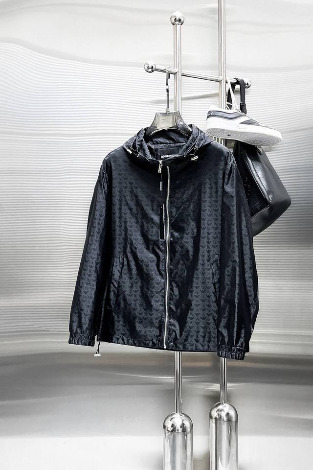 阿玛尼 2025春秋新款夹克外套，秀场新品品相非常完美，舒适保暖，三标齐全色泽饱满诱人，非常出彩的设计，轻松将时髦感进阶，做工极为考究严谨，走线工整细致！大牌设