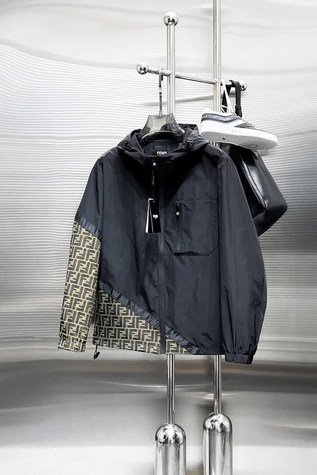 芬迪 2025春秋新款夹克外套，秀场新品品相非常完美，舒适保暖，三标齐全色泽饱满诱人，非常出彩的设计，轻松将时髦感进阶，做工极为考究严谨，走线工整细致！大牌设计