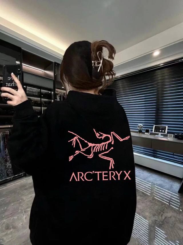 高品质 品名：始祖鸟 Arc'teryx 2秋冬新款大鸟Logo字母 印花连帽卫衣男女同款 版型；宽松版 面料：纯棉双面面料 颜色： 黑粉色-黑绿色 尺码M-L