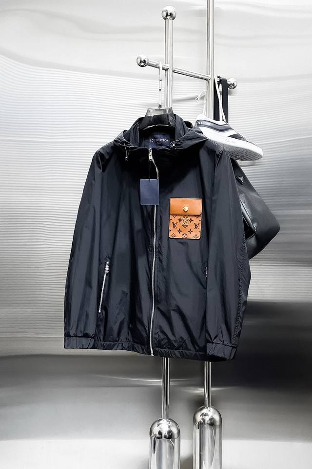 路易威登Lv 2025新款夹克外套，秀场新品品相非常完美，舒适保暖，三标齐全色泽饱满诱人，非常出彩的设计，轻松将时髦感进阶，做工极为考究严谨，走线工整细致！大牌