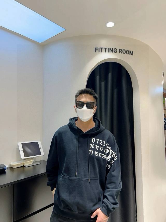 高品质 品名：马吉拉 Mm6 24Ss秋冬新款日历数字涂鸦印花连帽卫衣男女同款 版型；宽松版 面料：纯棉双面面料 颜色： 黑色 尺码M-L- Xl 胸围 衣长