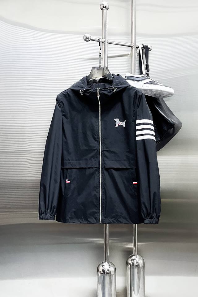 汤姆布朗Tb 2025新款夹克外套，秀场新品品相非常完美，舒适保暖，三标齐全色泽饱满诱人，非常出彩的设计，轻松将时髦感进阶，做工极为考究严谨，走线工整细致！大牌