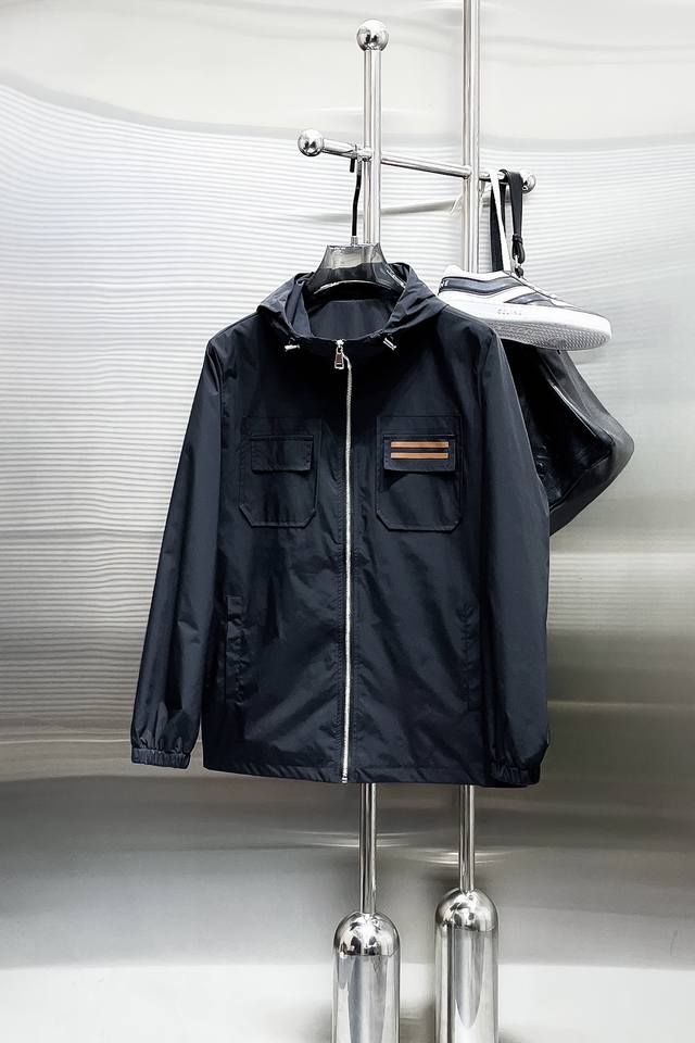 杰尼亚 2025新款夹克外套，秀场新品品相非常完美，舒适保暖，三标齐全色泽饱满诱人，非常出彩的设计，轻松将时髦感进阶，做工极为考究严谨，走线工整细致！大牌设计师