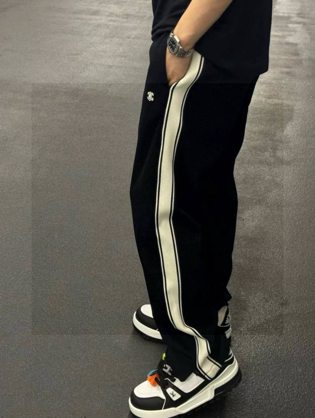 品名：Celine 24Ss新款凯旋门刺绣休闲直筒织带针织宽松运动卫裤 版型：宽松 颜色；黑色 尺码：M -L-Xl M 裤长99腰围74臀围104 L 裤长1