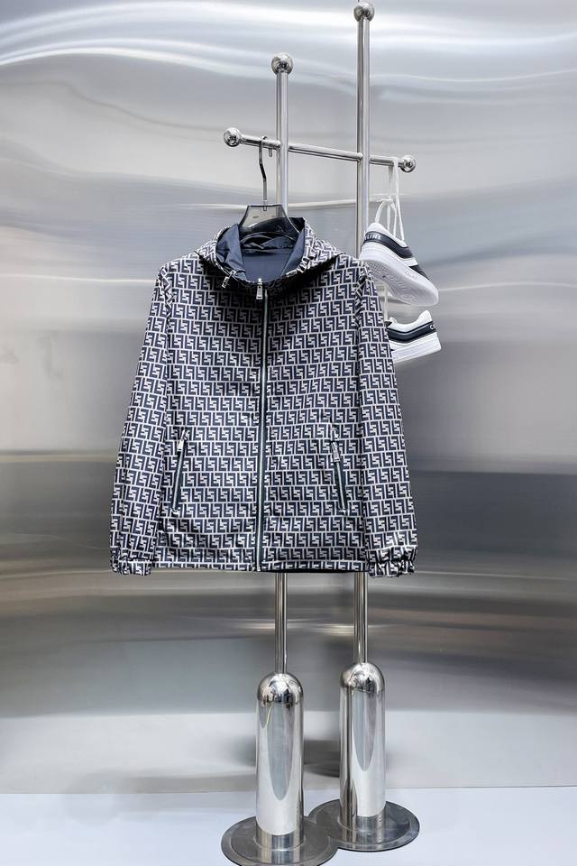 芬迪 2025春季新款夹克外套，秀场新品品相非常完美，记忆面料舒适保暖，三标齐全色泽饱满诱人，非常出彩的设计，轻松将时髦感进阶，做工极为考究严谨，走线工整细致！