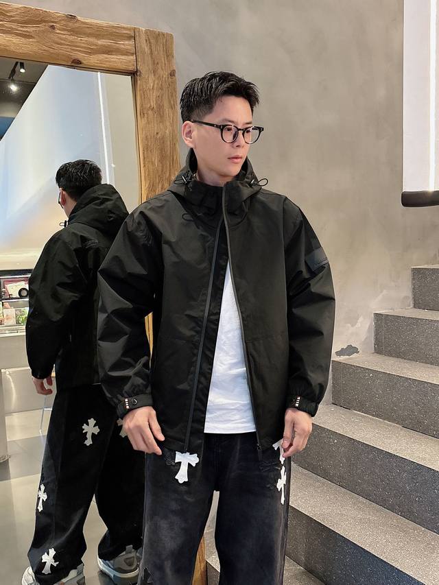 巴宝莉 2025春季新款夹克外套，秀场新品品相非常完美，舒适保暖，三标齐全色泽饱满诱人，非常出彩的设计，轻松将时髦感进阶，做工极为考究严谨，走线工整细致！大牌设