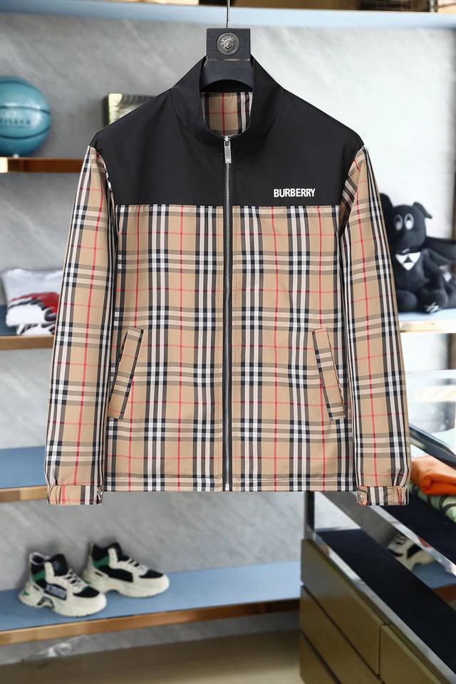 巴宝莉 2025春秋新款夹克外套，秀场新品品相非常完美，舒适保暖，三标齐全色泽饱满诱人，非常出彩的设计，轻松将时髦感进阶，做工极为考究严谨，走线工整细致！大牌设