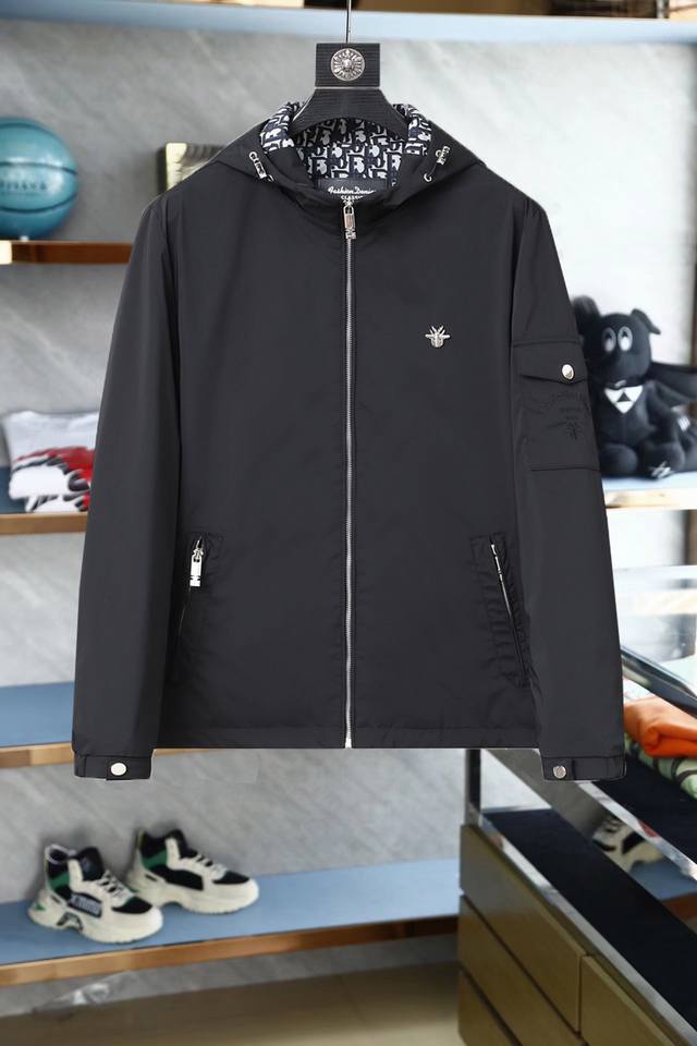 迪奥 2025春秋新款夹克外套，秀场新品品相非常完美，舒适保暖，三标齐全色泽饱满诱人，非常出彩的设计，轻松将时髦感进阶，做工极为考究严谨，走线工整细致！大牌设计