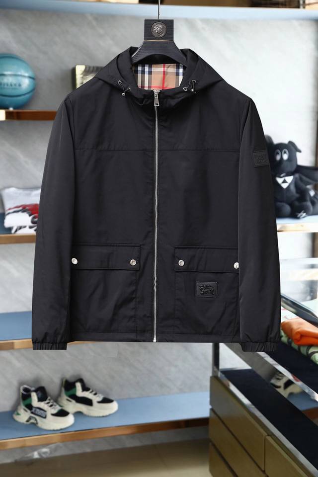 巴宝莉 2025春秋新款夹克外套，秀场新品品相非常完美，双面穿舒适保暖，三标齐全色泽饱满诱人，非常出彩的设计，轻松将时髦感进阶，做工极为考究严谨，走线工整细致！