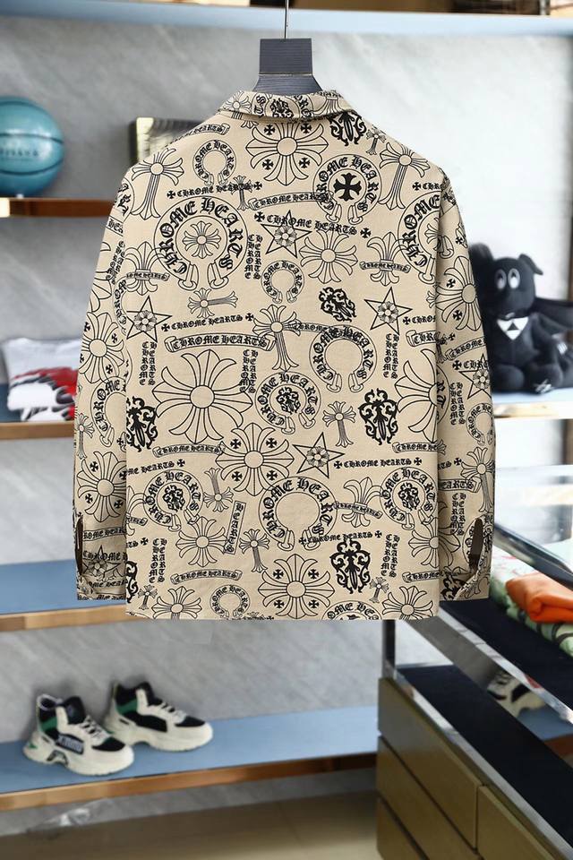 克罗心 2025春秋新款夹克外套，秀场新品品相非常完美，舒适保暖，三标齐全色泽饱满诱人，非常出彩的设计，轻松将时髦感进阶，做工极为考究严谨，走线工整细致！大牌设