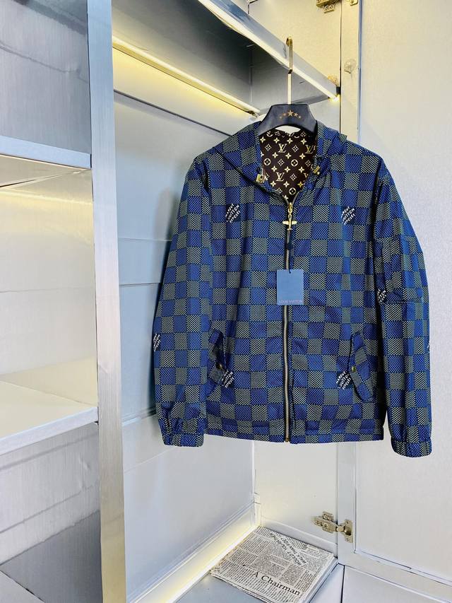 官网原单货 可穿190斤路易威登Lv 2025春款！新款外套夹克防风衣 高版本高品质 原版面料网红明星同款 开模定制五金辅料 感非常舒服 超级百搭好看的一款外套