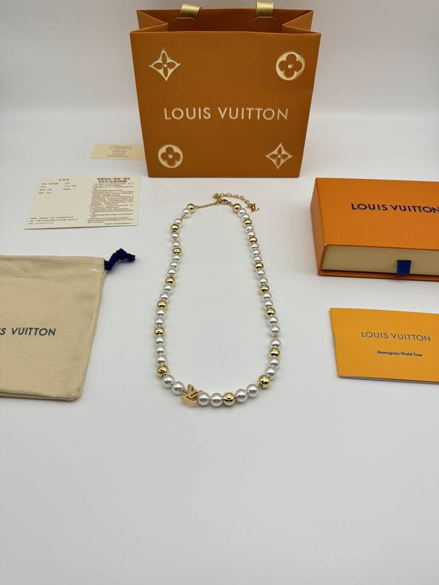 Lv路易威登珍珠项链 配全套包装 Monogram Pearls 项链汇聚珍珠般的串珠和抛光串珠，再将路易威登元素化为精致铭纹，通过可调节链条串连，以 Lv 字