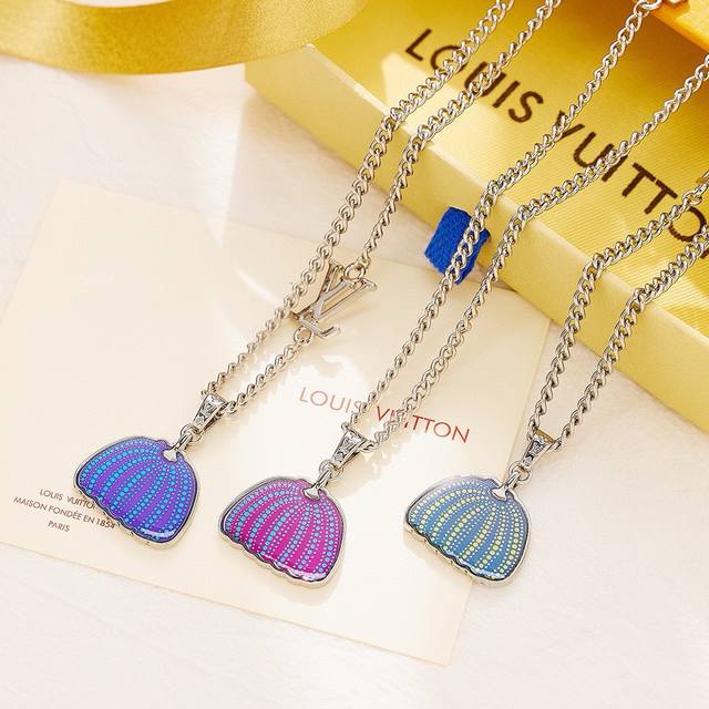 Lv路易威登 草间弥生南瓜项链 配全套包装 路易威登与草间弥生再度推出合作系列。Lv X Yk Pumpkin 金属项链将南瓜形状装饰和 Lv 字母悬挂于可调节