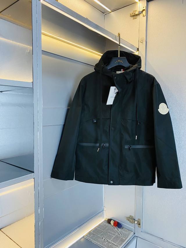 官网同款，三标齐全，提前发售 2025Ss秋冬新款男士夹克外套， 原单三标齐全高端版本 专柜定制面料 透气舒适度高，细节无可挑剔，品牌元素设计理念，体现高品质。