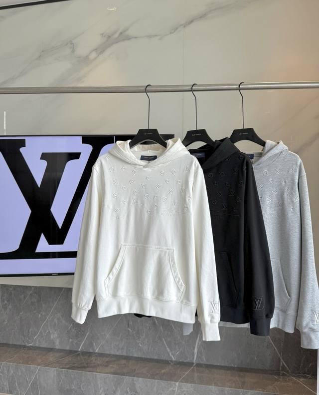 路易威登游离浮雕刺绣带帽卫衣 颜色：黑色 白色 灰色 码数：S M L Xl 抓毛底&鱼鳞底卫衣面料、休闲圆领版型、前后饰有渐变刺绣罗纹衣领、袖口及下摆 #掺针