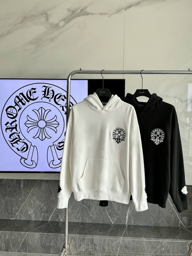 克罗心2025十字架珍珠贴布刺绣新款原单专柜美式高街风带帽卫衣 顶配版本！定制440克牛肚毛圈面料！美式风格珍珠十字架贴布绣+字母精致刺绣！ 专柜爆款 上身舒适