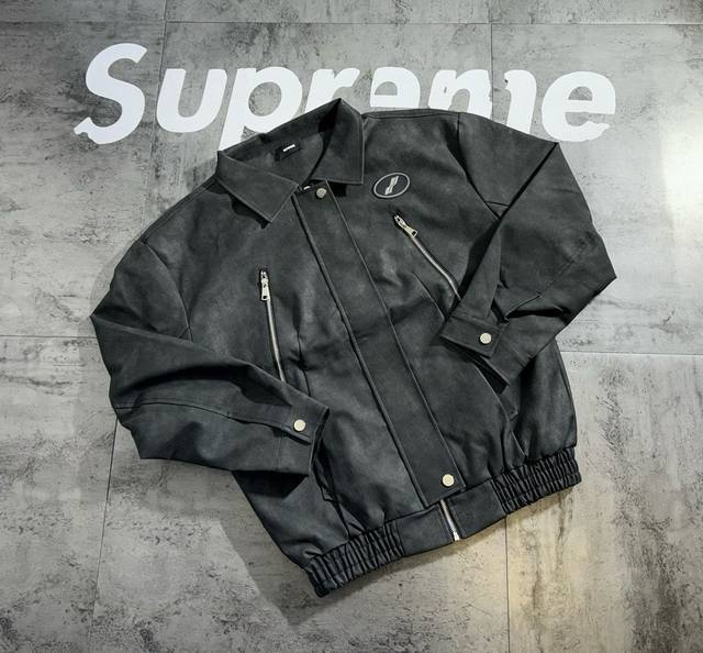 加棉 We11Done系列 皮标情侣 面料采用皮质材质 版型立体 硬挺 上身效果非常好 原版品质 随意搓洗不褪色不起球 万针贴布绣技术 仿皮贴布绣超高密度刺绣