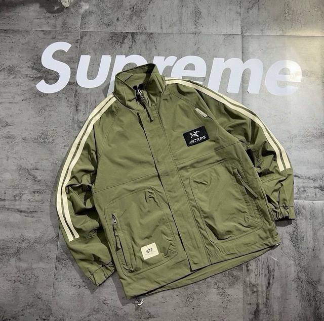 始祖鸟立领拉条系列 贴布绣标 冲锋衣夹克情侣 版型立体 硬挺 上身效果非常好 原版品质 随意搓洗不褪色不起球 万针贴布绣技术 贴布绣超高密度刺绣 工整立体 清晰