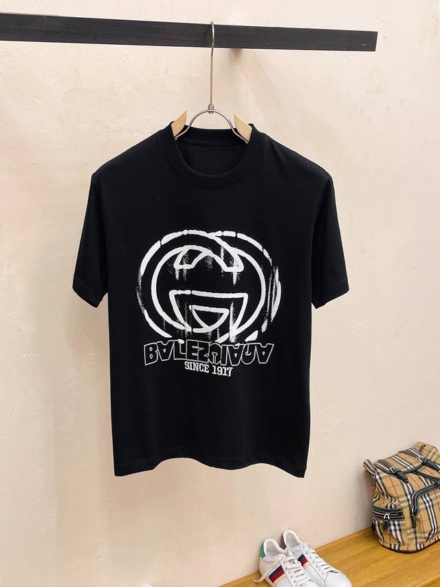 古奇-巴黎四家 三标齐全。 2025夏季新款最新品短袖，专柜同步有售，原单狠货，时尚进口原版科技面料，上身舒适透气，原版定制五金辅料，上身帅气有型，三标齐全，推