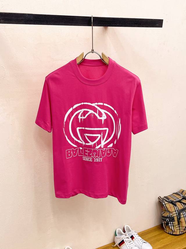 古奇-巴黎世家 三标齐全。 2025夏季新款最新品短袖，专柜同步有售，原单狠货，时尚进口原版科技面料，上身舒适透气，原版定制五金辅料，上身帅气有型，三标齐全，推