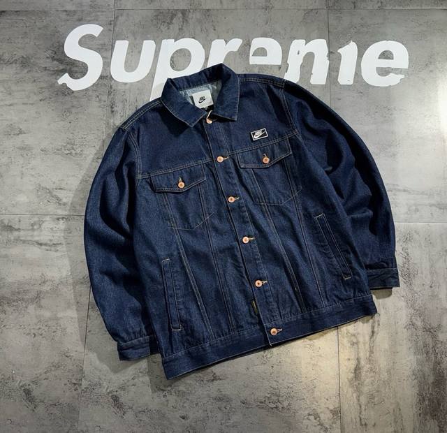 Nike经典立领牛仔系列 贴布绣标 夹克情侣 版型立体 硬挺 上身效果非常好 原版品质 随意搓洗不褪色不起球 万针贴布绣技术 贴布绣超高密度刺绣 工整立体 清晰