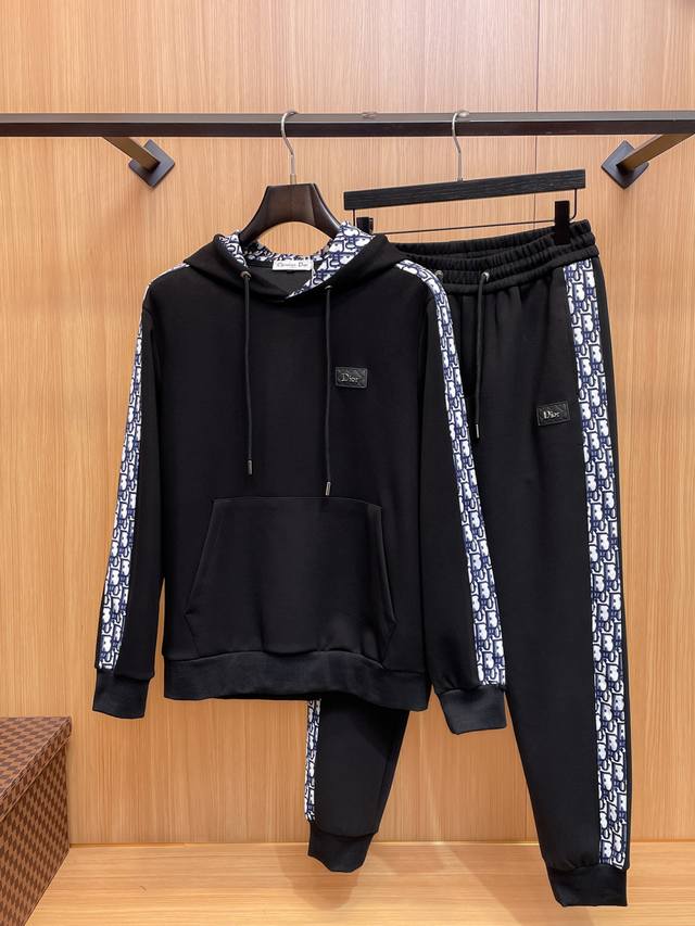 迪奥休闲套装版型 2025秋冬款顶级进口私货，高端拼接连帽套装定制五金打造多拉链多口袋设计套装，专柜款时尚不失奢华 品质毋庸置疑 上身效果超赞，奢华官网同款 款