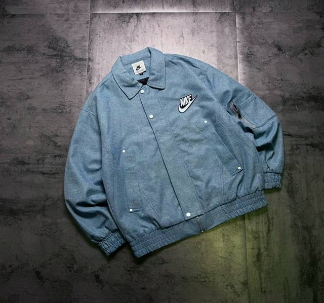 Nike系列 贴布绣标 小香风翻领夹克情侣 版型立体 硬挺 上身效果非常好 原版品质 随意搓洗不褪色不起球 万针贴布绣技术 贴布绣超高密度刺绣 工整立体 清晰