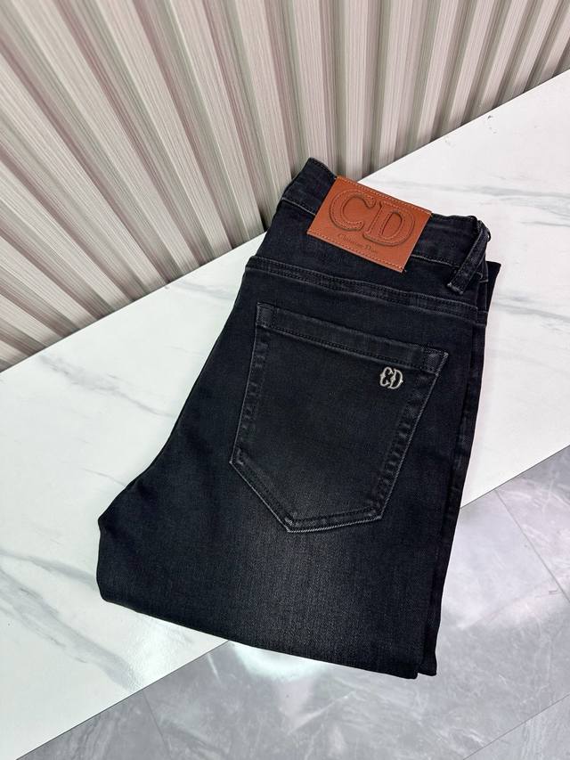 经典大牌Dior精品牛仔裤，修身小脚 弹力显瘦长裤，重工洗水工艺，舒适透气面料柔软细腻！时尚潮流款人手必备单品。码数齐全28 38