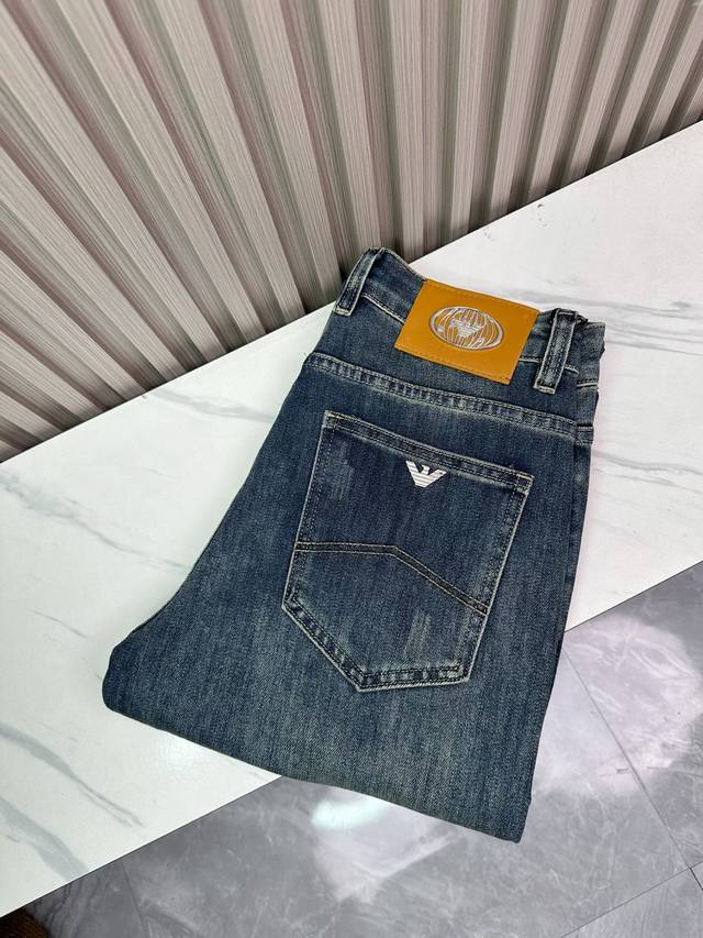 经典大牌阿玛尼 宽松商务精品牛仔裤，直筒裤棉弹弹力长裤，重工洗水工艺，舒适透气面料柔软细腻！时尚潮流款人手必备单品。码数齐全29 -40