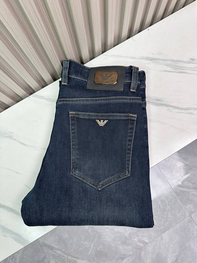 经典大牌阿玛尼宽松商务精品牛仔裤，直筒弹力长裤，重工洗水工艺，舒适透气面料柔软细腻！时尚潮流款人手必备单品。码数齐全29 40。