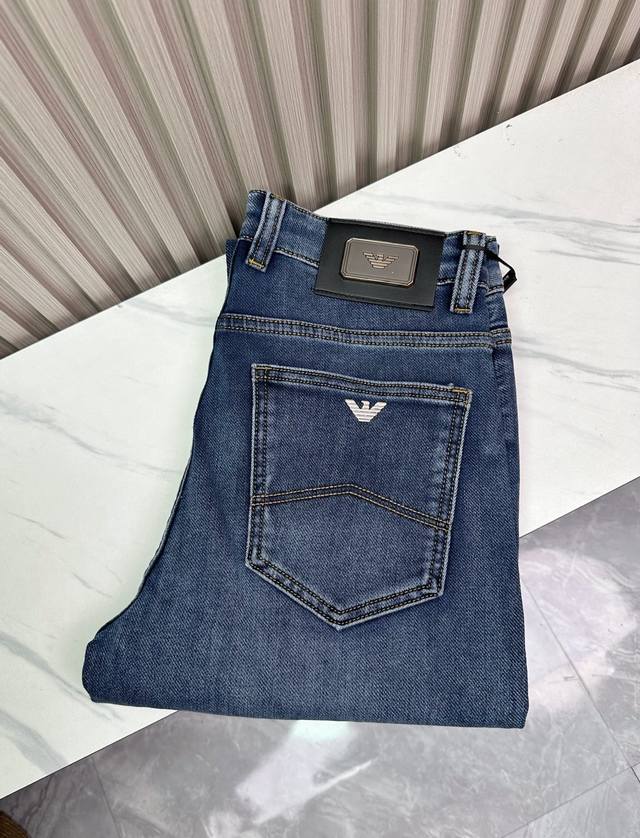 经典大牌阿玛尼宽松商务精品牛仔裤，直筒弹力长裤，重工洗水工艺，舒适透气面料柔软细腻！时尚潮流款人手必备单品。码数齐全29–40