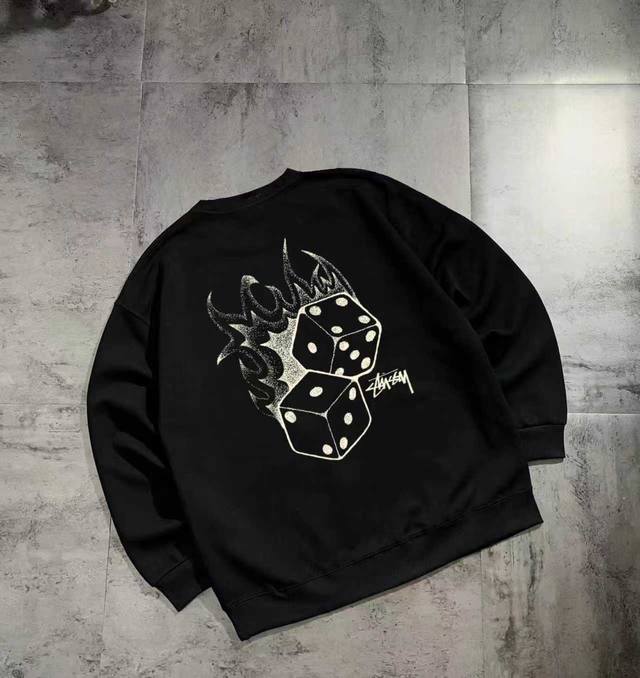 新款上架 银狐绒 斯图西火焰骰子系列基础情侣圆领卫衣 面料采用健康布面料柔软舒适细腻 透气 抗皱 高清数码直喷印花工艺 颜色清晰 情侣款