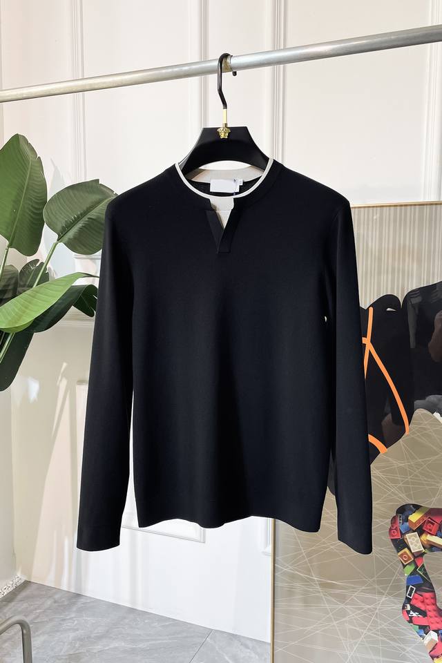 杰尼娅 2025Ss秋冬专柜大爆款针织毛衫，休闲时尚外穿 内搭必备款，定制进口羊毛混纺面料，面料手感细腻，贴身舒适不扎肉，上身版型好 穿着保暖，专柜标志设计非常