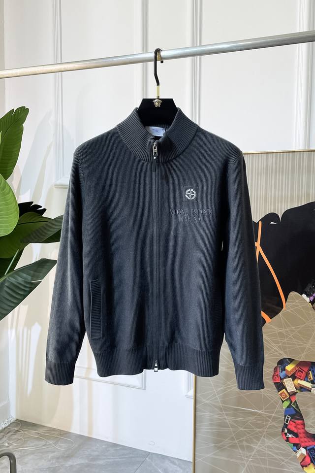石头岛 2025Ss秋冬大爆款精品针织羊毛开衫外套，定制高品质聚酯纤维面料！顶级时尚大牌元素Logo设计，三标齐全！原版五金辅料，线条流畅，工艺精致，上身版型超