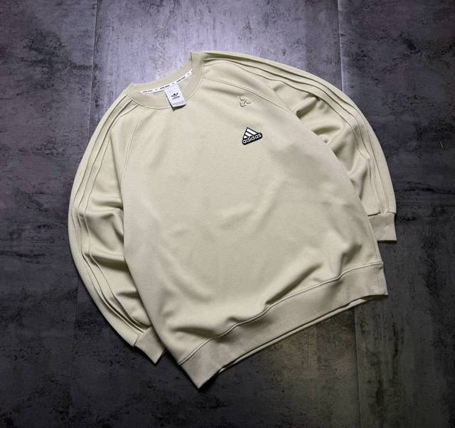 新款上架 阿迪系列秋新品系列情侣T恤卫衣 面料采用全棉材质 手感舒适 不褪色 手感 品质一流 顶级品质 原版一比一复刻 随意搓洗不开裂 不褪色 万针刺绣Logo