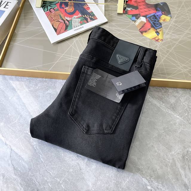 普拉达 2025Ss蛇年秋冬牛仔裤。原单1:1制作，日常必备的完美之选，简单大气亦时尚有型，定制进口丹宁面料 ，重工洗水工艺，做工复杂工艺精湛。轻松迎合四季需要