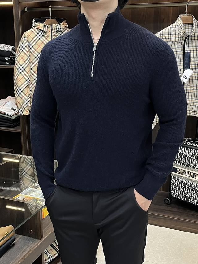 主推 Lp30Ss新款半拉链高领毛衣，Lp这款毛衣采用常规版型和带金属拉链头的半拉链门禁，衣领，下摆和袖口以浅色罗纹现货匠心呈现，采用羊毛混纺纱线制作而成，这件