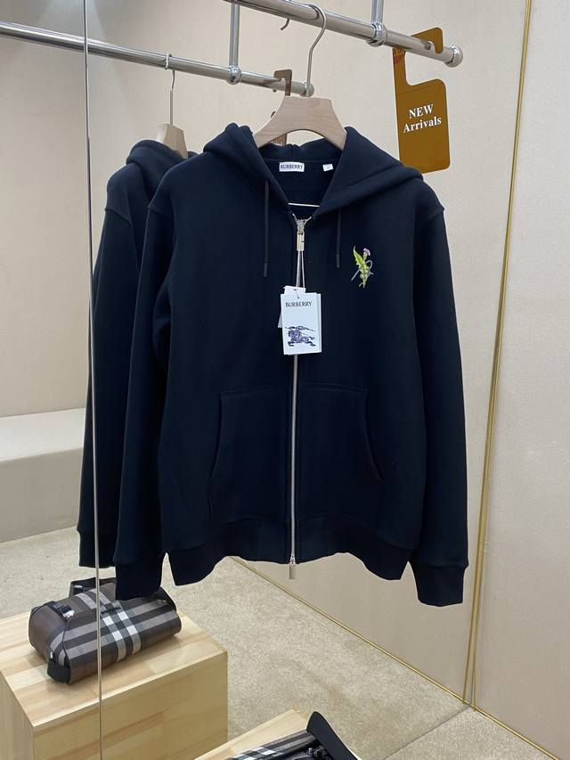 主推 Burberry25Ss新款蓟花徽标棉质混纺拉链连帽衫 这款重磅工艺连帽衫选用中厚棉质混纺面料打造。装饰品牌徽标与蓟花花环刺绣，灵感源自品牌典藏款式，最初