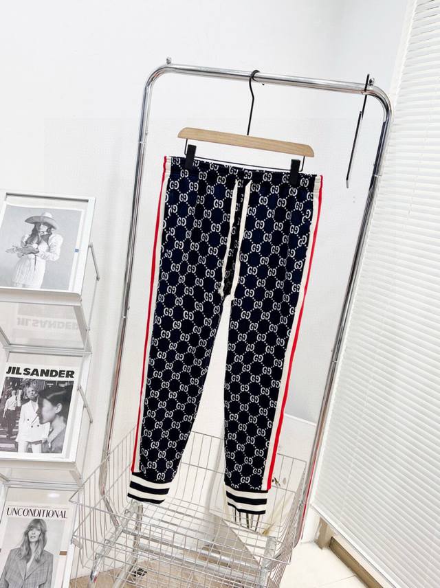 不下架放心推 Gucci古驰 Fw新款深蓝色提花情侣休闲长裤卫裤 最高版本！ 高品质提花面料！定制400克超柔软特别手感！超级质感 舒适柔软透气！ 辅料：开模原