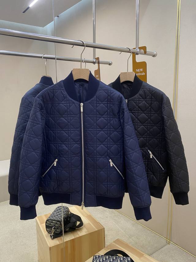 主推 Dior25Ss新款菱型格棒球服棉夹克，这款棒球服采用菱型格行线设计，拉链式开合，提花内里，下摆和领口处搭配有同色系罗纹，两口袋拉链开合设计方便收纳物品，