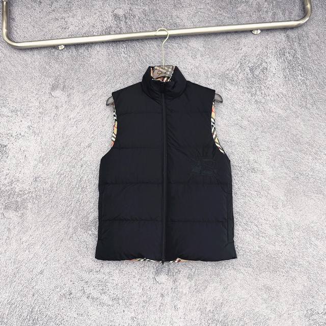 严选好货！巴宝莉Burberry新款男士双面穿立领羽绒马甲外套！经典时尚款，客供满印元素条纹梭织面料，内里90白鹅绒填充，轻盈蓬松，保暖舒适！重工战马Logo刺